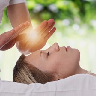 Vous vous sentez noué, bloqué, votre corps et, ou, votre tête vous font souffrir ?
Et bien j’ai un truc pour vous :

REIKI
 

Embellis-toi, ce sont aussi des séances de REIKI.

Qu'est-ce qu'une séance de REIKI?
Une séance de REIKI est caractérisée par une apposition des mains sur divers endroits du corps du patient ou juste au-dessus, afin de favoriser un transfert d'énergie des paumes de la main du praticien à celui qui reçoit le soin.

C’est une technique totalement et entièrement naturelle. Elle apporte un bien être général, à tous les niveaux de l’Être. 
Le but de la pratique du Reiki, est d’aller de mieux en mieux dans son corps, son esprit et dans son cœur.

J’ai reçu la capacité d’utiliser l’énergie Reiki à travers un protocole qui m’a été enseigné par un maître Reiki.

Reiki, prière ou méditation, quel que soit le chemin, parsemez-le de « MERCI » ; C’est le plus simple des mantras ;

Ça vous tente ? 
On se voit bientôt ?